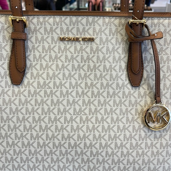 MICHAEL KORS GILLY LARGE DRAWSTRING TRAVEL SHOULDER TOTE SIGNATURE 
VANILLA 
NWT - Picture 2 of 16